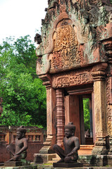 バンテアイスレイのレリーフと門番	