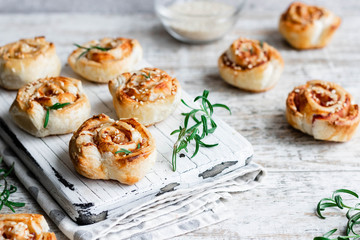 Unsweetened snails and puff pastry with bacon, sesame seeds and rosemary.
