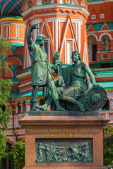 Fototapeta na wymiar Catedral de San Basilio con Minin y Pozharski en la Plaza Roja de la ciudad de Moscu, en el pais de Rusia.