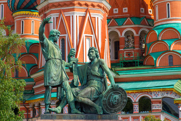 Fototapeta na wymiar Catedral de San Basilio con Minin y Pozharski en la Plaza Roja de la ciudad de Moscu, en el pais de Rusia
