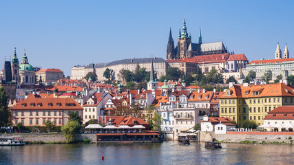 Prager Burg mit Moldau Fluss und historischem Stadtviertel im Vordergrund