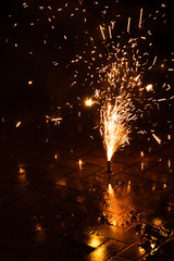 Funkensprühendes Feuerwerk einer Silvesterparty läutet das neue Jahr effektvoll ein und wünscht...