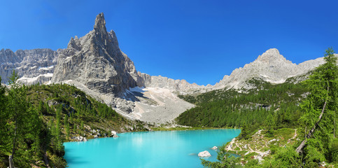 Fototapeta na wymiar Turquoise Sorapis Lake with Dolomite Mountains, Italy, Europe