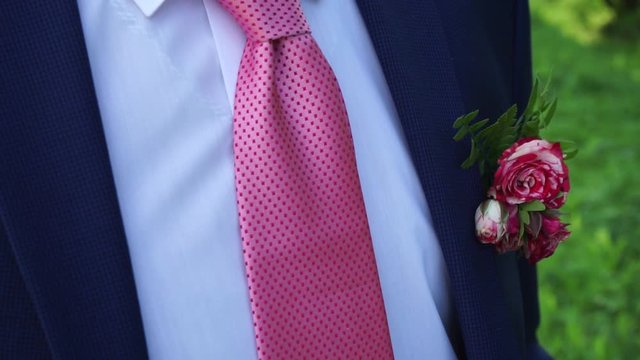 a man in the summer on the street with a pink tie