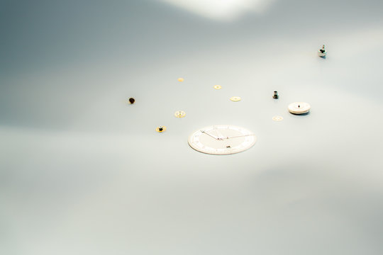 wie die Zeit vergeht, symbolische Darstellung Uhr, Zifferblatt, zeiger, f&uuml;nf vor Zw&ouml;lf, Silvester, Neujhahr, Verg&auml;nglichkeit, Sternenhimmel