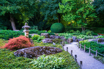 D, Bayern, Augsburg, Botanischer Garten, Abendstimmung mit Laterne im japanischen Garten