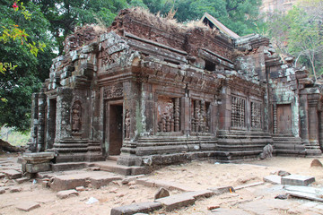 Obraz premium ruined buddhist temple (wat phu / wat phou) in laos