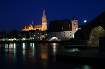 Fototapeta premium Dom Regensburg bei Nacht