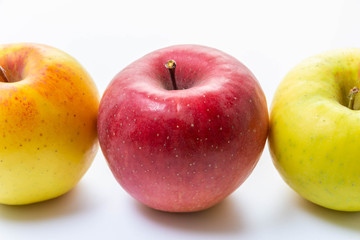 赤いりんごと黄色いりんご