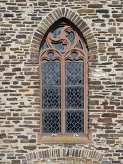 Außenansicht eines Kirchenfensters  in neugotischem Stil