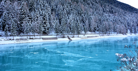 il lago ghiacciato dal freddo intenso
