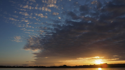Fototapeta na wymiar Altocumulus illuminés par le soleil couchant, au-dessus du lac d'Arjuzanx
