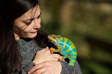 Femme et caméléon © mathisprod