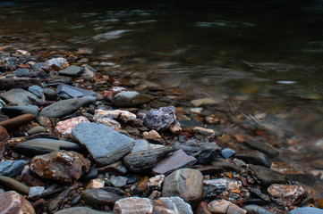 Pedras na margem do rio