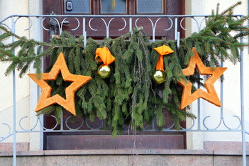 Weihnachtsdekoration an einem Treppengeländer im Eingangsbereich