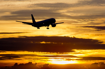 Fototapeta na wymiar Airplane approaches to land at Heathrow airport