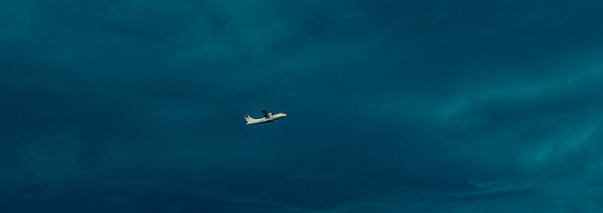Fototapeta na wymiar airplane flying in blue sky