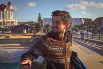 joven mirando el mar en el puerto