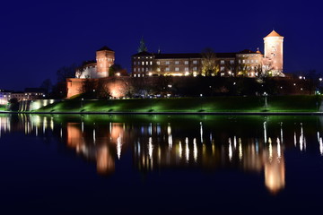 Fototapeta na wymiar Wawel nocą Bulwary Wislane w Krakowie