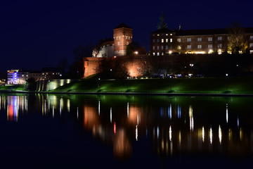 Fototapeta na wymiar Wawel nocą Bulwary Wislane w Krakowie