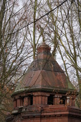 Fototapeta na wymiar Teilausschnitt eines sehenswerten Mausoleums auf dem Jüdischen Friedhof Berlin-Weißensee