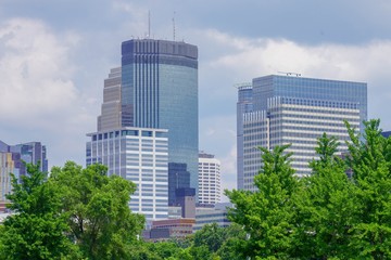 Obraz na płótnie Canvas Minneapolis downtown skyline with trees in the summer 