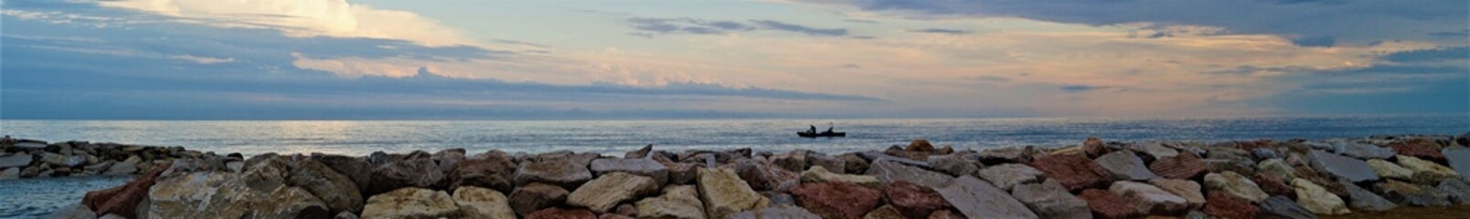 Panorama Wellenbrecher vor Meer