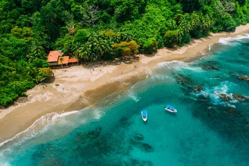 Gordijnen Luchtfoto Drone Uitzicht op een tropisch eiland met weelderige jungle in Costa Rica, Isla del Caño © Duarte