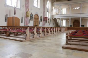 Innenraum einer katholischen Kirche