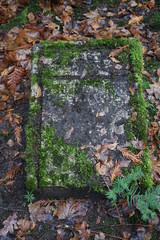 Verwitterter Grabstein auf dem Jüdischen Friedhof Berlin-Weißensee