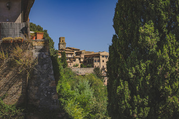 Fototapeta premium San Gimignano, Italy - 08.26.2017: landscape with the medieval city of San Gimignano in Tuscany