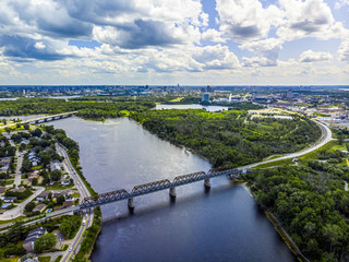 Obraz premium Drone shot above Rapibus corridor bridge in Gatineau, Quebec on a summer day facing Ottawa.