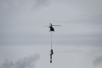 Ein Lastenhubschrauber auf der Bahn Baustelle Köthen, Mastentransport