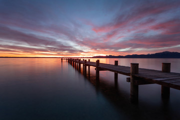 Fototapeta na wymiar Sonnenaufgang am See mit Steg