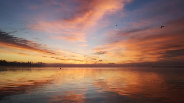 Sonnenaufgang mit roten Wolken am Bodensee