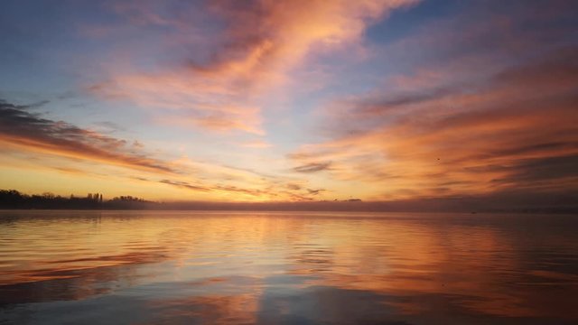 Sch&ouml;ner Sonnenaufgang am Bodensee mit roten Wolken