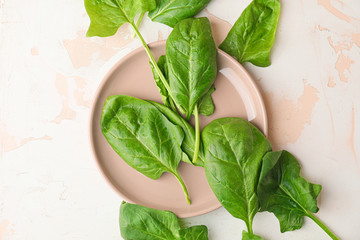 Obraz premium Plate with fresh green spinach on table