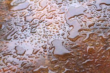 Wasser auf Tischplatte