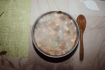 Eine lange Zeit aufbewahrte und vergammeltes Essen