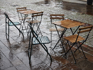 terrasse de café sous la pluie