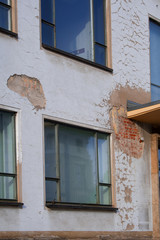 Fototapeta premium Brüchige Fassade von einem Mehrfamilienhaus