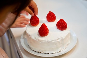 子供の手作りショートケーキ(苺乗せ)