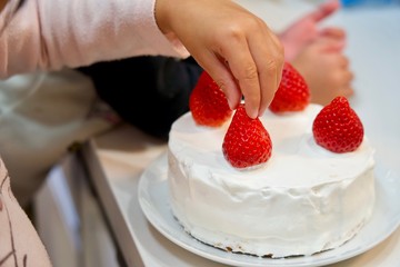 子供の手作りショートケーキ(苺乗せ)