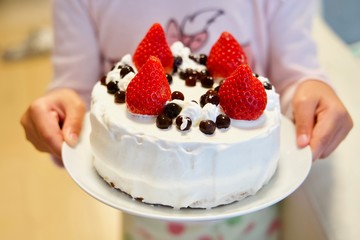 子供の手作りホールケーキ完成