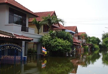 Fototapeta na wymiar Flooding in Thailand November 5, 2011, village in Nakhon Pathom, very difficult in transportation in Thailand.
