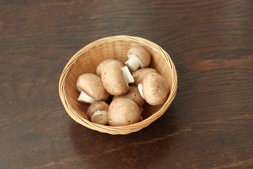 竹かごに入ったブラウンマッシュルーム
