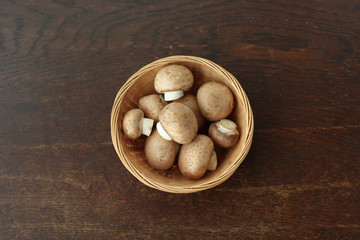 竹かごに入ったブラウンマッシュルーム