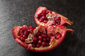 ざくろの実　Bright red and beautiful pomegranate fruit