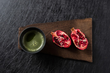 ざくろの実　Bright red and beautiful pomegranate fruit