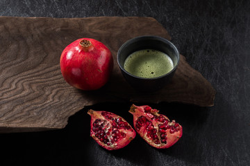 ざくろの実　Bright red and beautiful pomegranate fruit